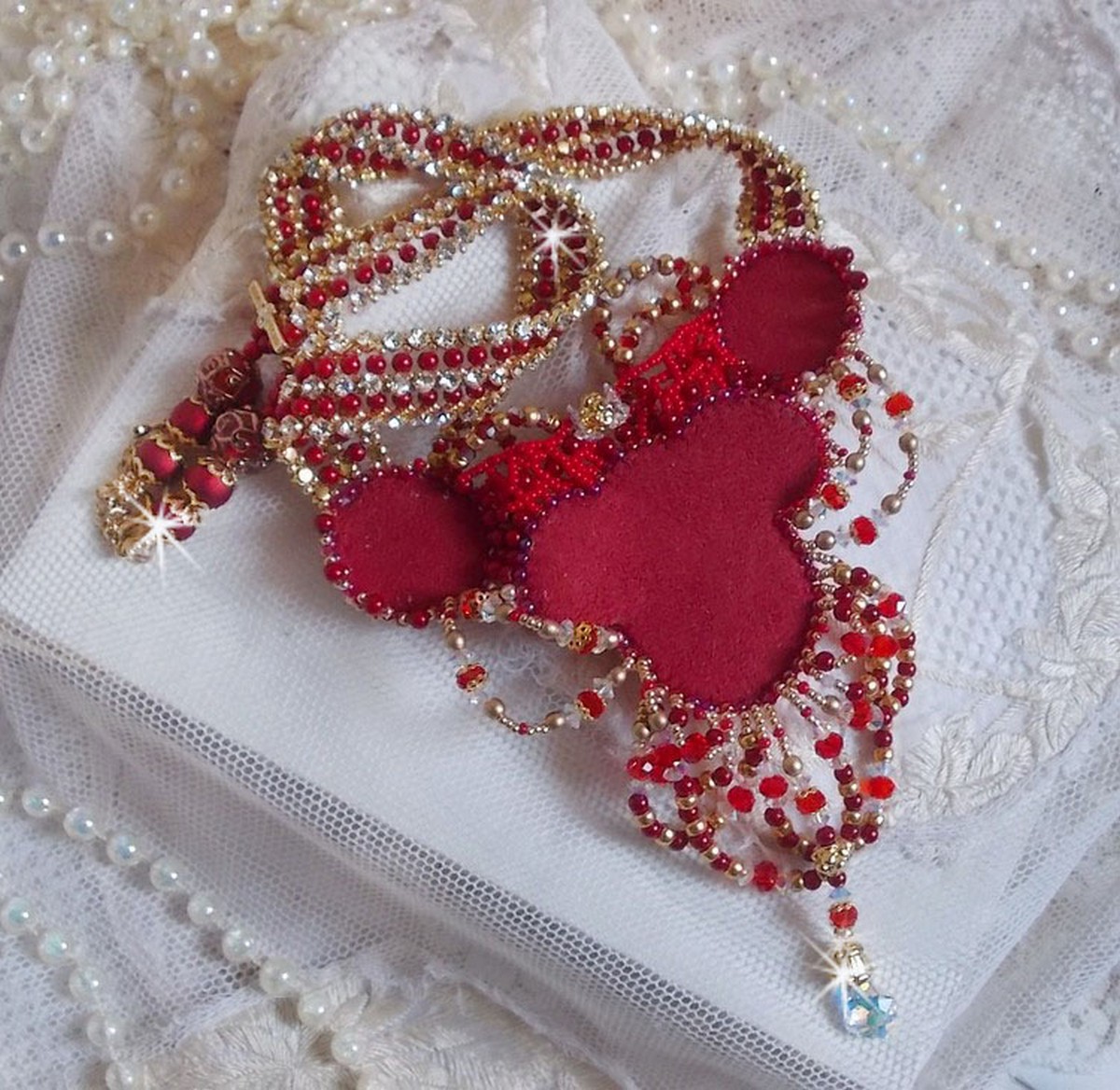 Collana di rubini ricamati con agata rossa e perle di corallo semiprezioso in stile Haute-Couture