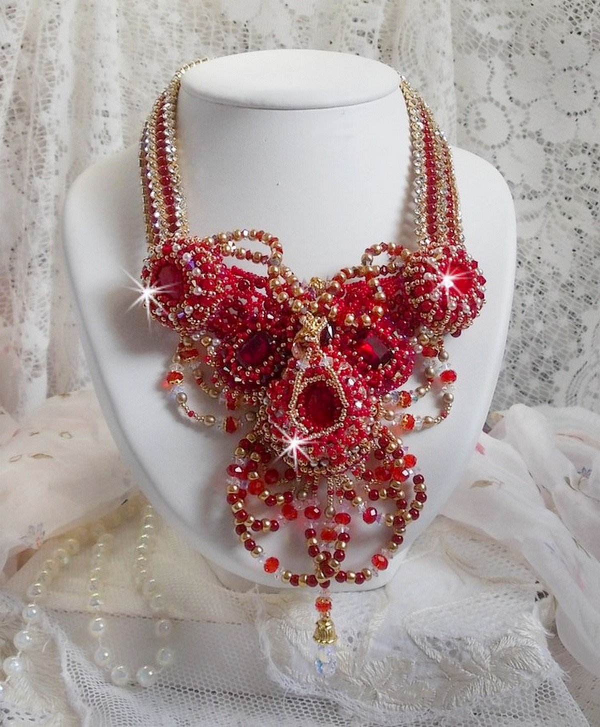 Collana di rubini ricamati con agata rossa e perle di corallo semiprezioso in stile Haute-Couture