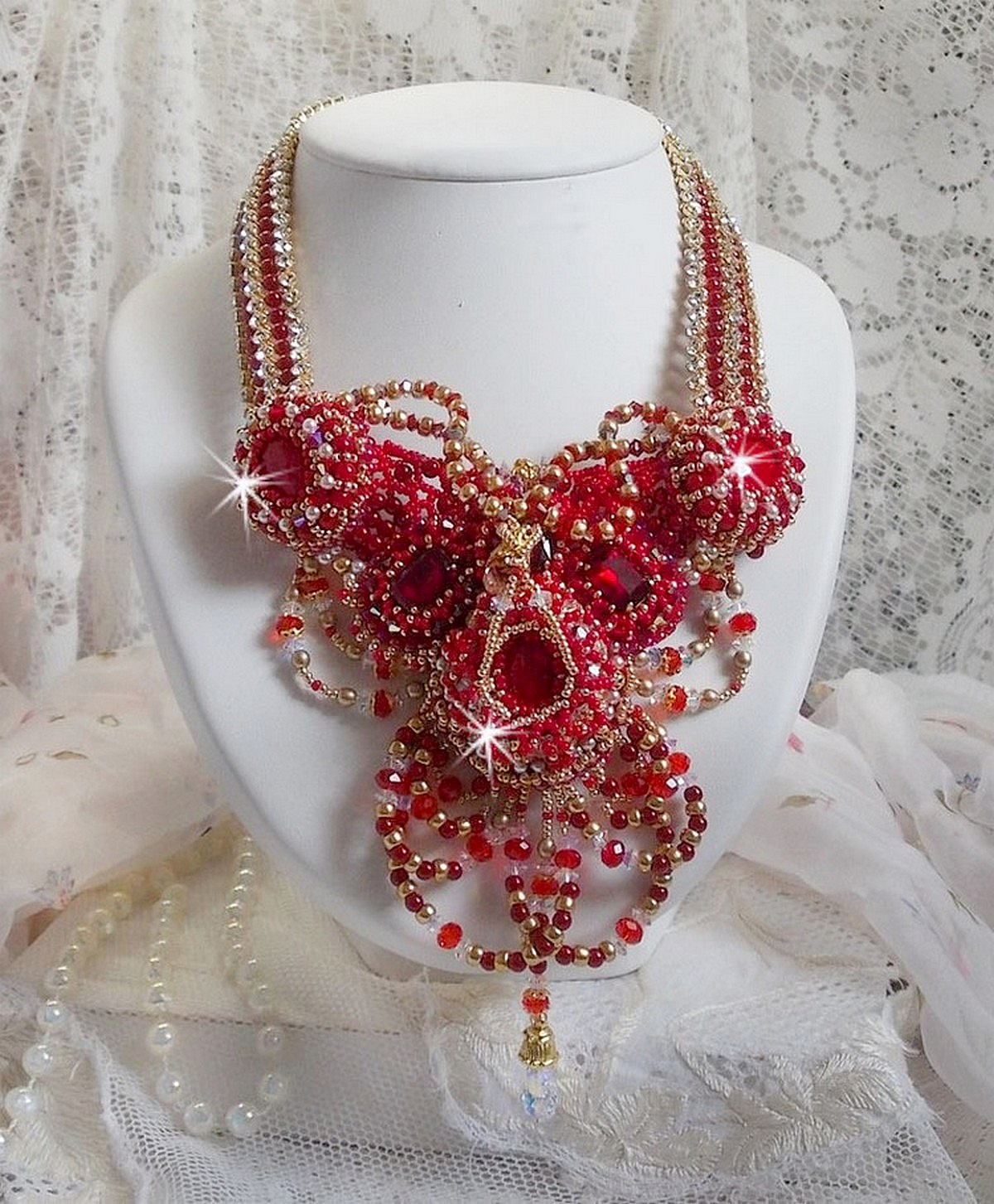 Collana di rubini ricamati con agata rossa e perle di corallo semiprezioso in stile Haute-Couture