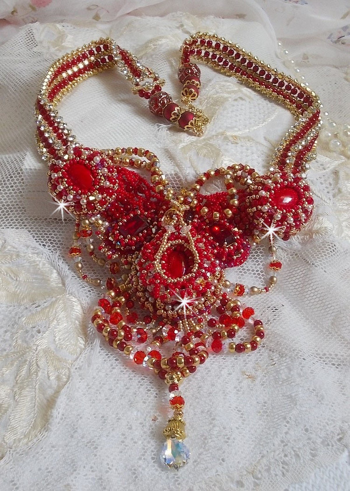 Collana di rubini ricamati con agata rossa e perle di corallo semiprezioso in stile Haute-Couture
