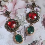 BO a cammeo rosso e verde montati con cabochon di vetro rosso, pendenti ovali in zirconio, BO a forma di fiore in bronzo e accessori di qualità.