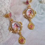 Angeli musicali BO creati con cabochon di PureCrystal, cabochon di lente d'ingrandimento, timbri e zirconi rosa, 