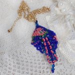 Ciondolo Bel'Nuit Bleue creato con perline giapponesi di alta qualità, cristalli Swarovski e accessori placcati oro