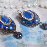 BO Leila è stato creato con cabochon di cristallo Swarovski Royal Blue, perle rotonde, catena di strass, fiori di cristallo e accessori vari. 