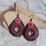 BO Look Coco creato con cabochon in vetro ingrandito raffiguranti una donna con il suo pappagallo, pendenti in filigrana nera, perline in vetro e resina