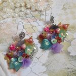 Ghirlanda BO Springtime Chic creata con vari fiori, perle di Murano, cristalli, accessori vari e ganci per orecchie in argento 925/1000