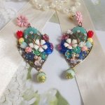 BO Majestueuses sur des estampes gouttes avec des cabochons, cristaux, fleurs clochettes, cabochons en résine, perles en verre et perles en Amazonite