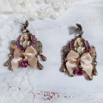 BO Reine Roses créées avec cabochon verre, nœud satin, strass, clochettes et perles Cristal Swarovski