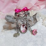 Broche Luna créée avec cabochon et clochette verre, pendentifs arabesques métal et perles cristal Swarovski