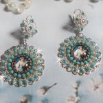 BO Moment de Détente creato con cabochon di lente d'ingrandimento Vintage Dames, cristalli Swarovski, timbri e perline di vetro