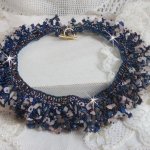 Collana di fiori di corallo con perline e pietre semipreziose come quarzo, sodalite e lapislazzuli.