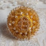 Anello ranuncolo ricamato con cristalli Swarovski e cotone DMC giallo