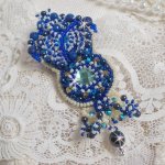 Spilla Blue Palace Haute-Couture ricamata con cristalli Swarovski, perle rotonde, sfaccettature di vetro bohémien e perle di seme