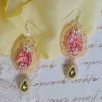 BO Les Délices de l'Eté brodées avecdes strass sur un ruban de soie Shibori jaune et rose, des rocailles et des crochets d'oreilles en argent 925/1000