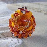 Anello Les Rêves d'Acapulco ricamato con cristalli Swarovski, perline Miyuki, vetro e perle in uno stile etnico boho chic.