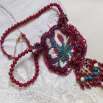 Collana Enchantement d'Automne ricamata con perle Bordeaux, pizzi, perle varie e perline