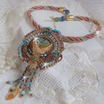 Collier pendentif Cheyenne brodé tout en rocailles de haute qualité avec des pierres semi-précieuses