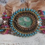 Bracciale Cheyenne ricamato con una pietra preziosa, un rubino Fuchsite con perline Miyuki e perline ceche.