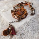 Collana Amber Romance ricamata con pelle color caramello/arancio/mogano, pietre semipreziose (agata, citrino, diaspro di Picasso) e cristalli Swarovski