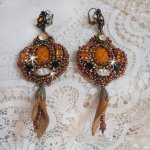 BO Amber Romance creato con pelle bovina color caramello e cristalli Swarovski.