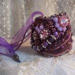 Bracciale cinese in pietra viola ricamato con pietre fini: Sugilites, cristalli Swarovski, perline e nastro di organza viola.