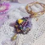 Ciondolo Lady Romantic ricamato con pizzo viola, accessori placcati oro, perline Miyuki, perline di varie qualità