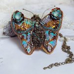 Pendentif Papillon Sauvage Ombré brodé avec rocailles, sequins, strass et perles Cristal Swarovski