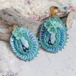 BO Parisienne brodées avec cabochons résines, rocailles verres, sequins et clips en laiton