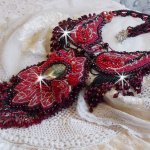 Collana Cardinale ricamata in rosso e nero con diaspro rosso, perline di onice e cristalli Swarovski