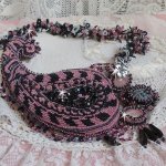 Collana plastrron Ville d'un Soir Noir et Rose, un riflesso di luce ricamato con quarzo e cristalli Swarovski