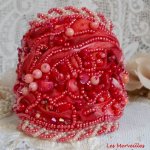 Bracciale Coralie ricamato con corallo rosso, rosa chiaro e perle di semi