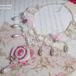 Collana Valmont ricamata in stile vittoriano con pizzo avorio, perle e cristalli Swarovski