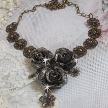 Collana Steampunk Queen creata con rose di porcellana nera e marrone, cabochon di cristallo e accessori in bronzo