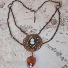 Collana Watson creata con stampe, un ciondolo in cristallo Swarovski dal look rétro, accessori in ottone e un cabochon in resina