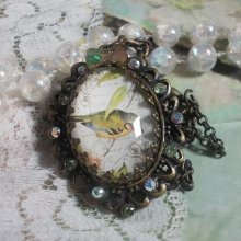 Collana Garden Bird creata con cabochon di bava e cristalli montati su accessori in bronzo
