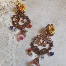 Fiori francesi BO creati con fiori a campana, campanule, rose e accessori in rame invecchiato