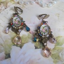 BO Affetto di rose creato con cabochon di vetro raffiguranti un bouquet, perline di vetro, strass di diversi colori e accessori in ottone