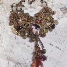 La collana Mes Passions Broc crea una donna dai capelli dorati con fiori, accessori in bronzo, ciondoli in cristalli e una catena di strass.