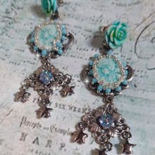 Tentazioni BO create con cammei turchesi chiari, cristalli, perline e accessori di qualità.  