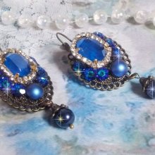 BO Leila è stato creato con cabochon di cristallo Swarovski Royal Blue, perle rotonde, catena di strass, fiori di cristallo e accessori vari. 