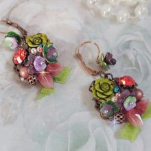 BO Fantasia di fiori creata con cristalli, perle rotonde, perline, campanelle di resina, vetro e nastro di organza Anice