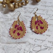 BO Holidays aux teintes colorées de Beige et Fuchsia inspirées des belles vacances. Montées avec des rocailles en Verre sur supports de boucles gouttes, cristaux et crochets Gold Filled 14 carats