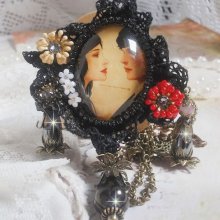 Collana Love Romance creata con cristalli, un cabochon ovale che rappresenta due donne, quarzo, ematite, perle placcate oro e altri accessori.