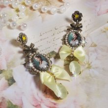Look da principessa BO creato con cabochon da principessa, cristalli, perline di vetro, accessori in bronzo e fiocchi di raso giallo.
