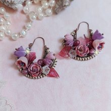 BO Jouvence créées avec fleurs clochettes, boutons de roses sauvages, orchidées, feuilles, perles rondes et cristaux dans les couleurs Violet, Rose, Cristal et Fuchsia. Montées sur boucles lune