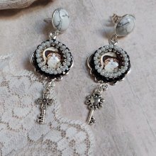 BO Grichou Steampunk avec cabochons verres, strass, howlite, breloques, estampes et clous d'oreilles