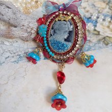 Pendentif Broche Scarlet monté avec cabochon résine, rubans, breloques et perles Cristal Swarovski