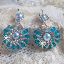 BO Ode Blu e Argento creato con perle rotonde perlate, sfaccettature appiattite e perle di semi d'argento.