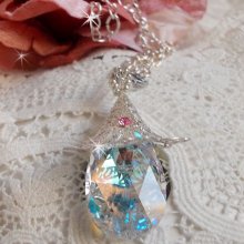 Collana in argento a forma di fiore con un bellissimo ciondolo in cristallo Swarovski, un inserto a forma di cuore in argento con catena, anelli, chiusura e catena di estensione in argento 925/1000