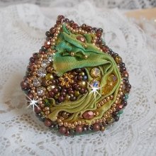 Anello con luna veneziana ricamato con nastro di seta color camaleonte, cristalli Swarovski, perle e perline varie